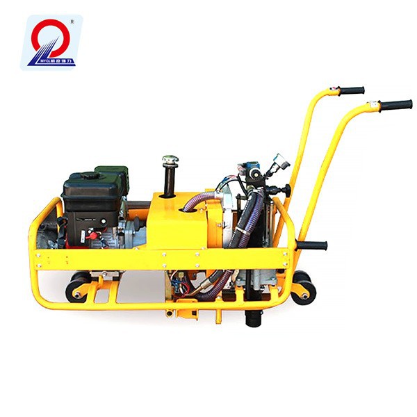 Sleeper bolt hydraulic railway impact wrench